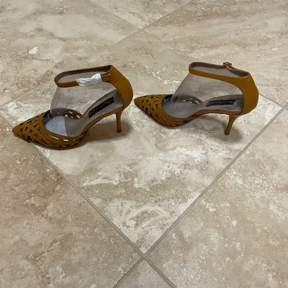 NEW Steve Madden Cognac/Tan Ankle Strap Pumps Heels. Size 8 1/2 M. - Picture 4 of 8